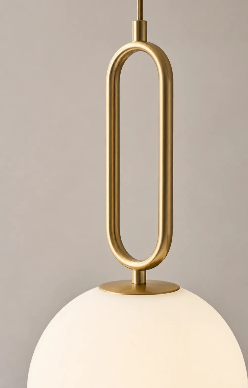 Detail matiere verre opale anneau dore