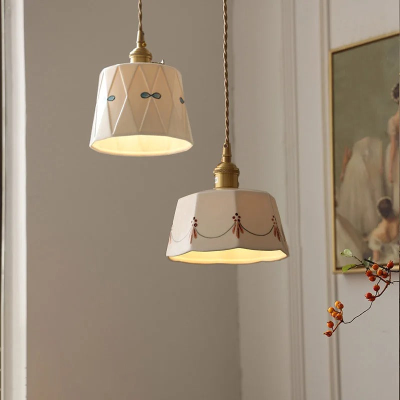 Les deux motifs de la suspension en céramique émaillée : géométrique et floral