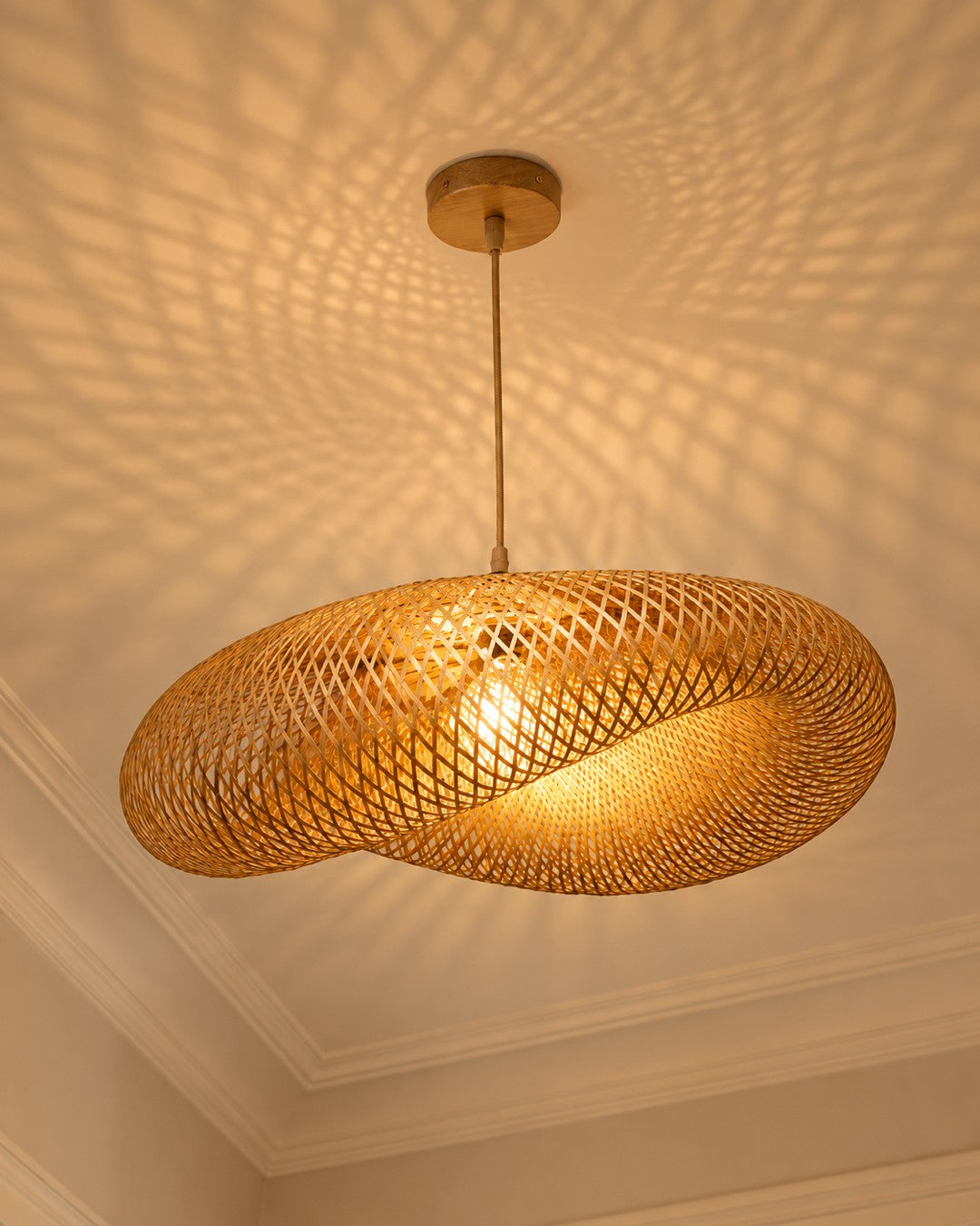 Ombres du tressage projetées sur un plafond à moulures