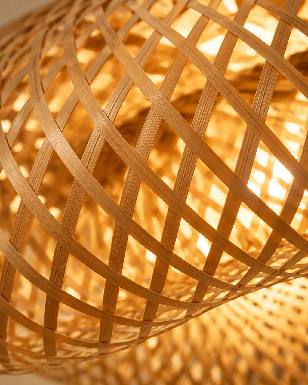 Détail du tressage de bambou éclairé de l'intérieur