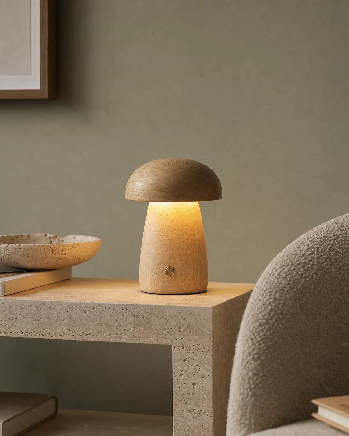 Lampe champignon bois en contexte lecture