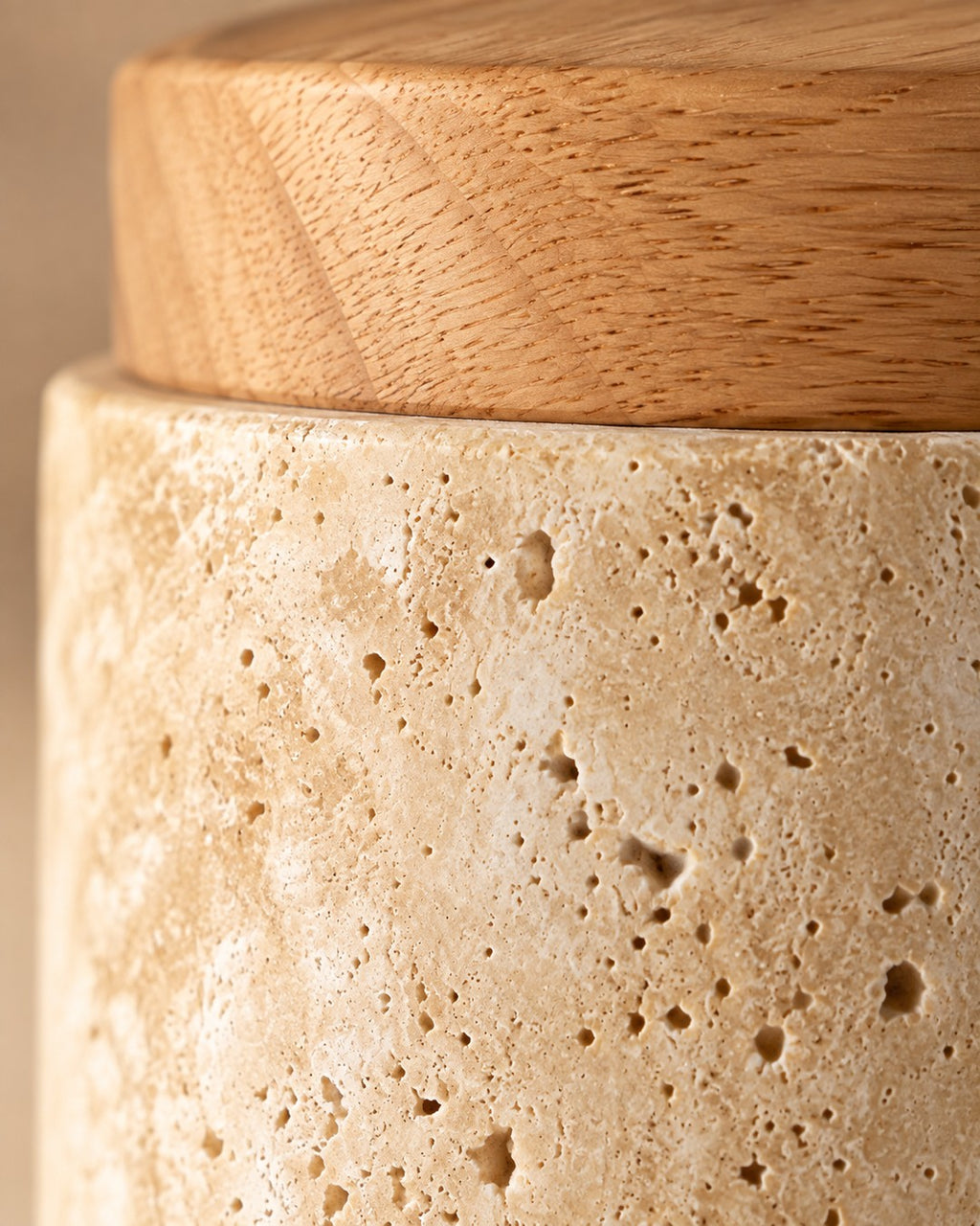 Détail des pores du travertin et du disque en bois clair