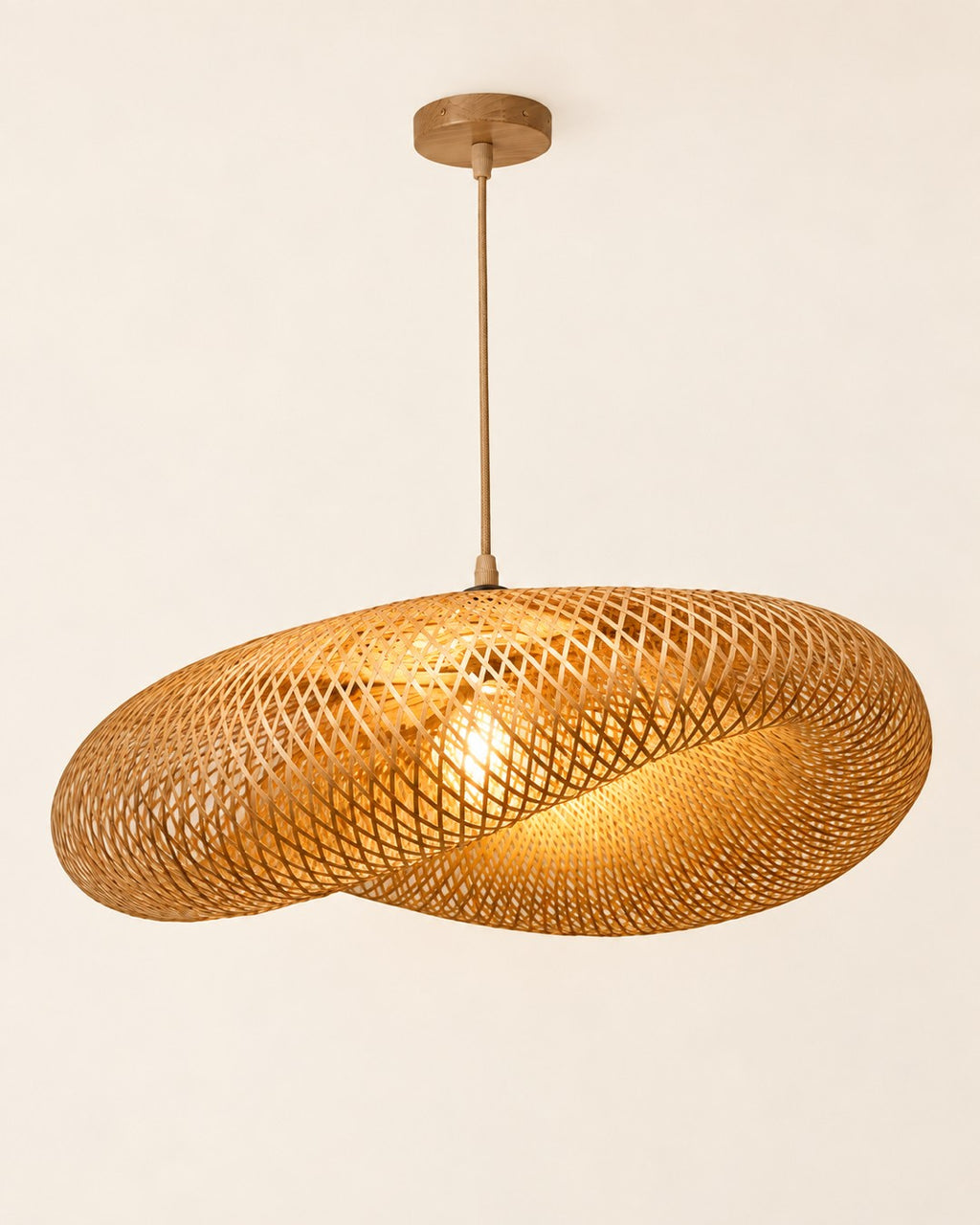 Suspension en bambou tressé ondulée, câble beige et rosace en bois clair