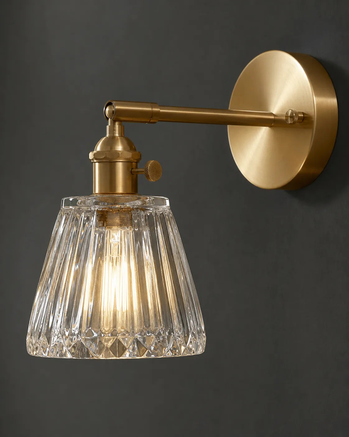 Detail matiere laiton brosse verre strie