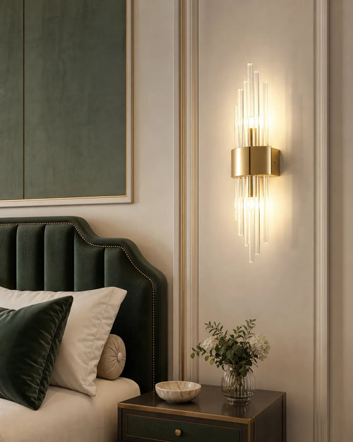 Applique en verre taillé dans une chambre