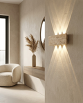 Applique travertin dans un couloir elegant