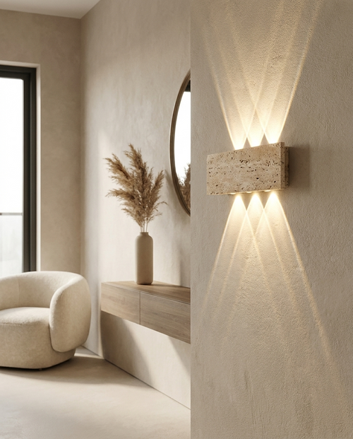 Applique travertin dans un couloir elegant