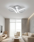 Plafonnier LED sculptural dans un salon moderne
