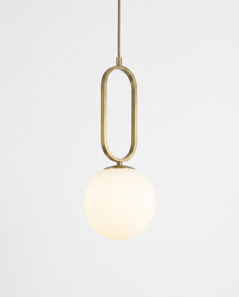 Suspension globe opale sur fond blanc