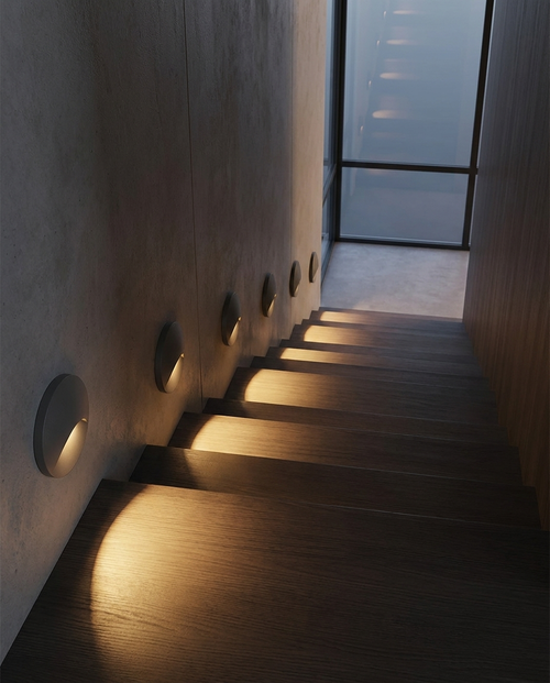 Spots encastrables LED dans un escalier moderne