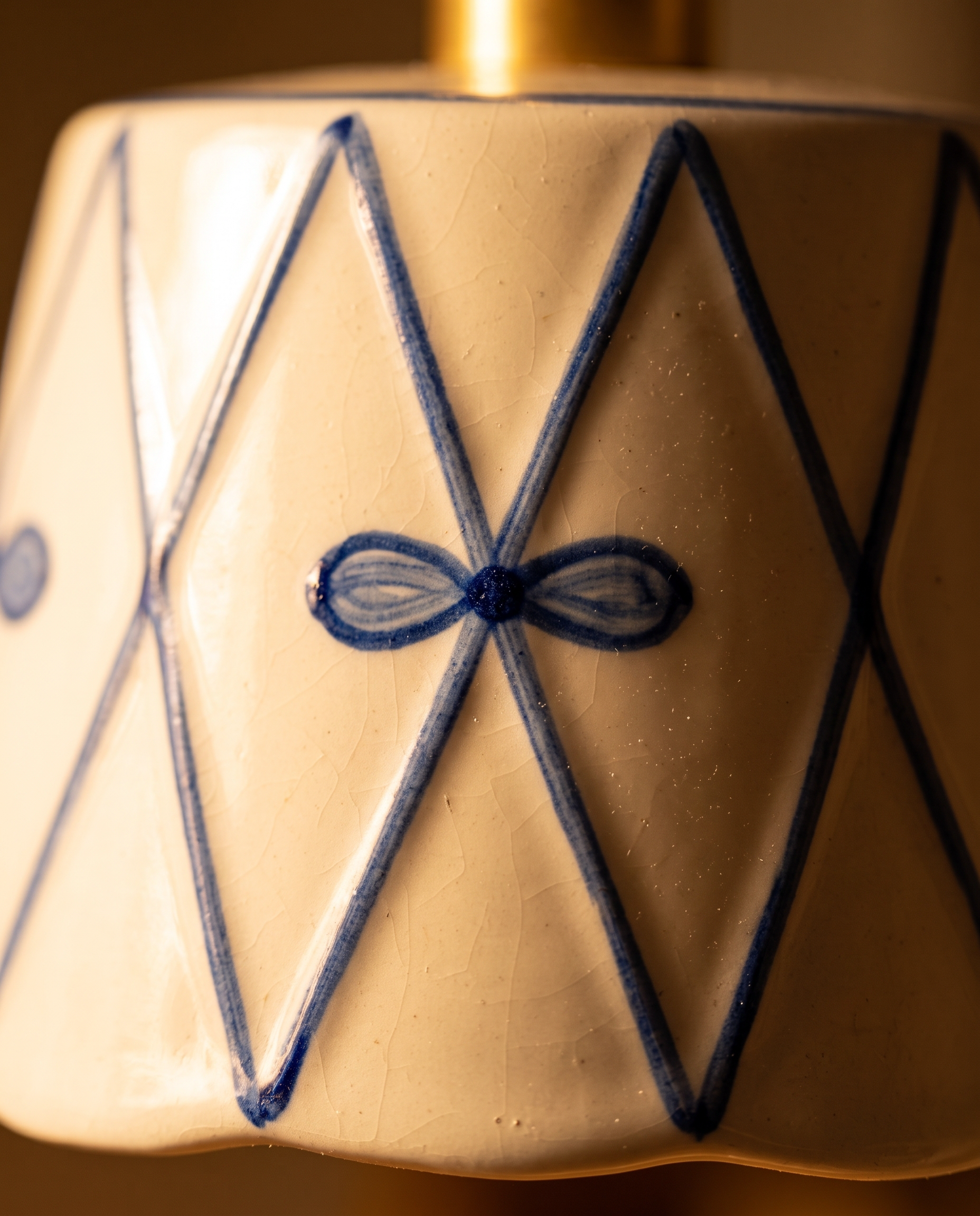Detail ceramique emaillee peinte main