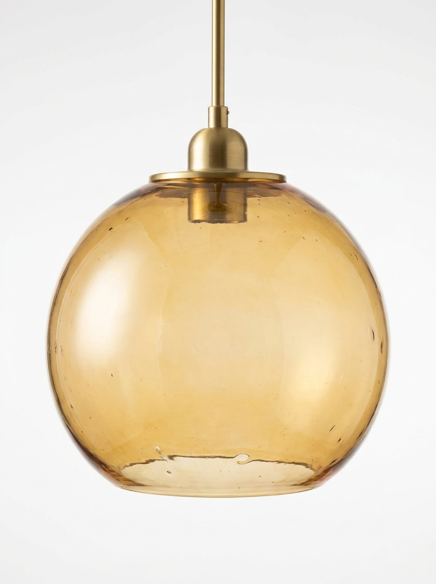 Suspension globe verre ambre sur fond neutre