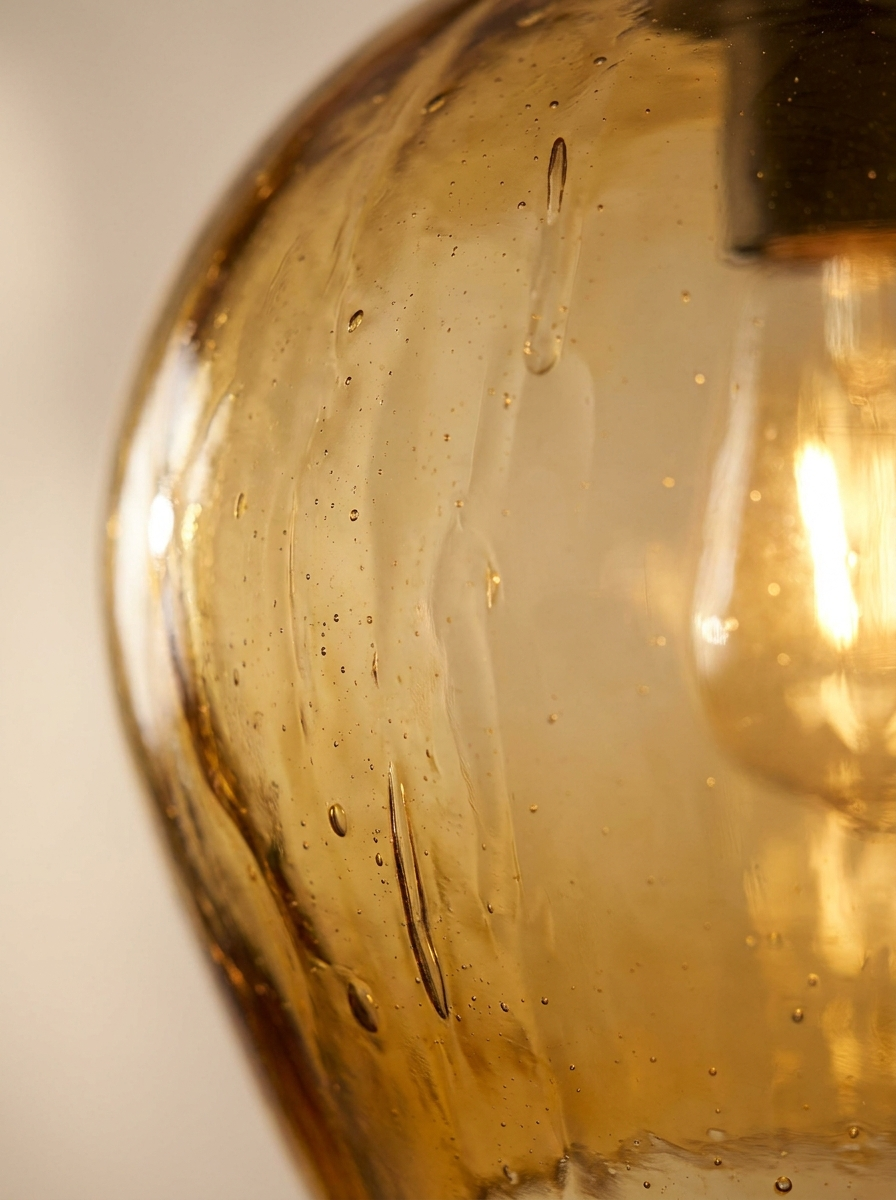 Detail verre souffle ambre texture artisanale