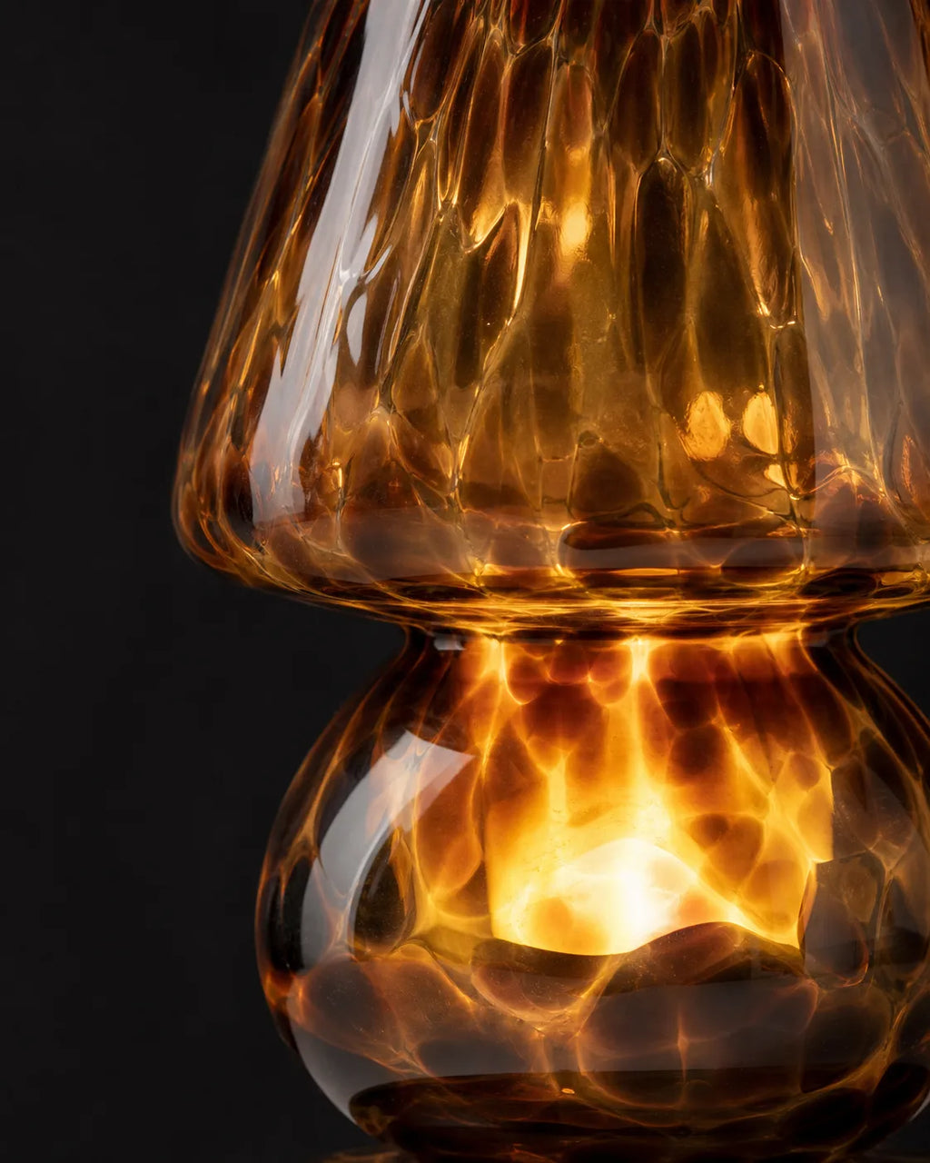 Détail du verre ambré de la lampe champignon