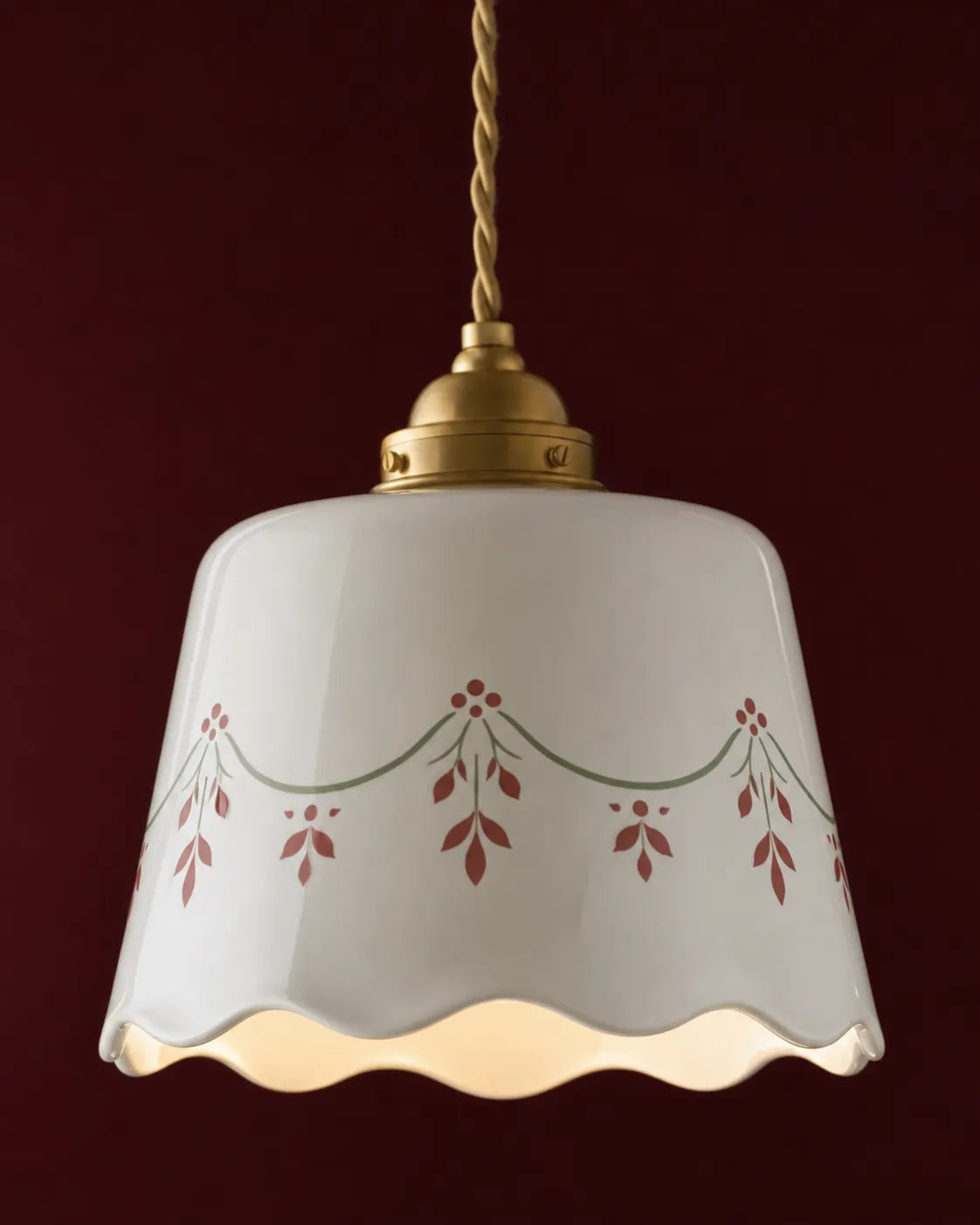 Detail matiere ceramique emaillee et motifs peints main