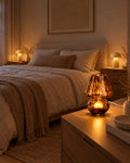 Kit Chambre Cosy : deux lampes champignon en bois de chaque côté du lit et la lampe champignon en verre ambré sur la commode