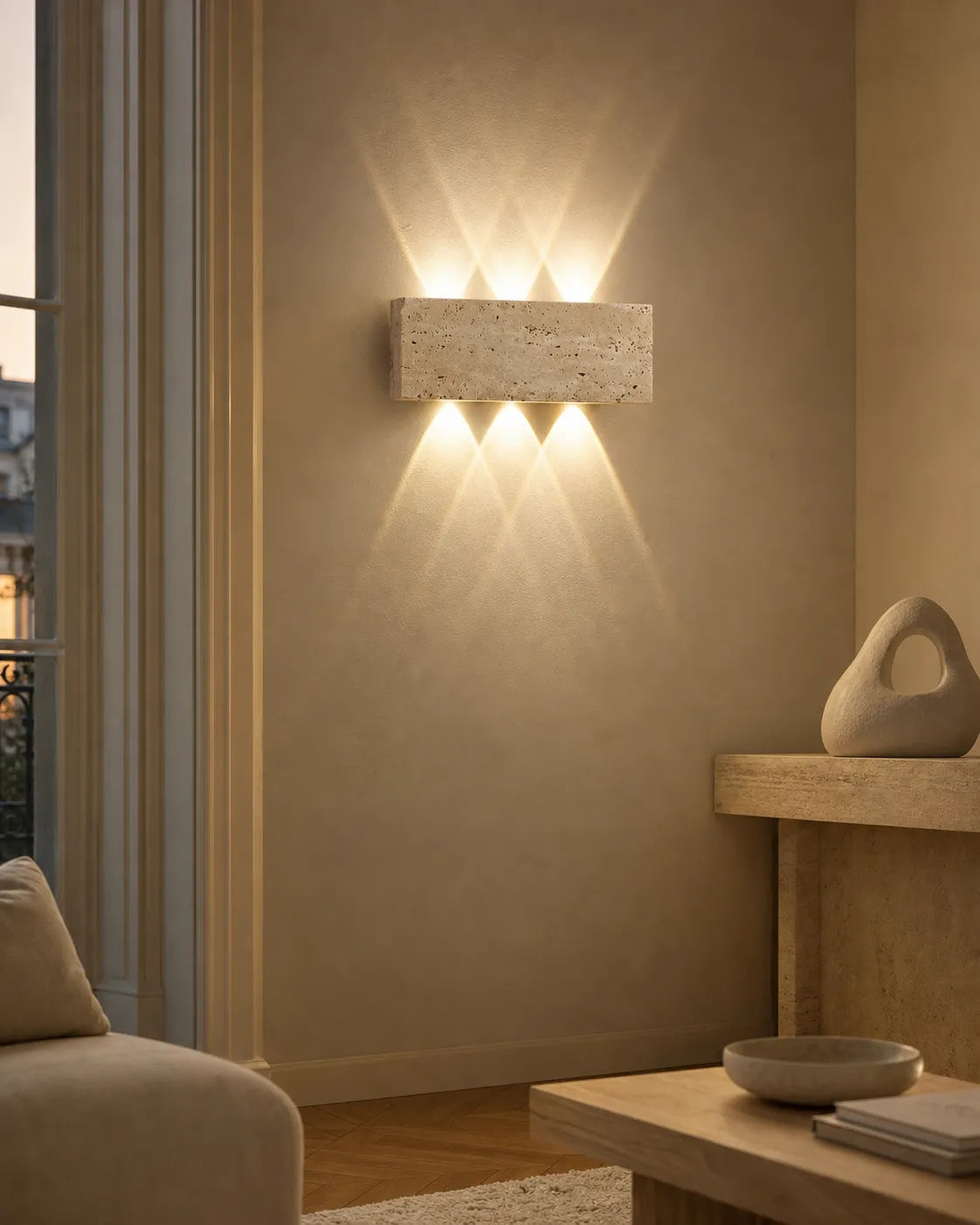 Applique travertin dans salon lumineux