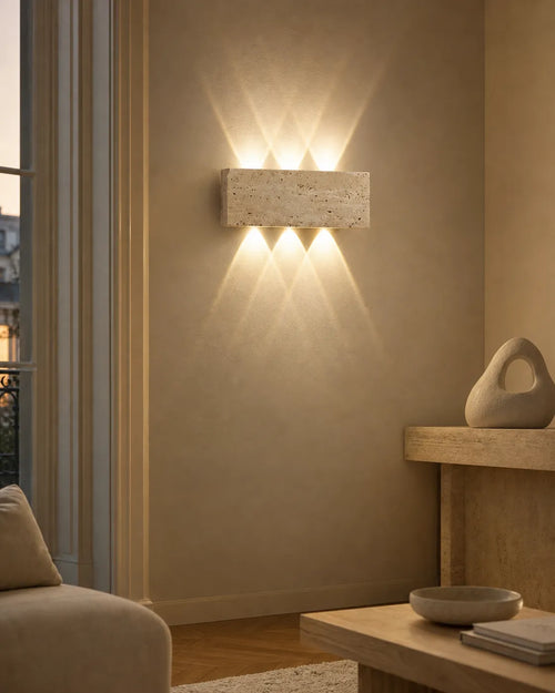 Applique travertin dans salon lumineux