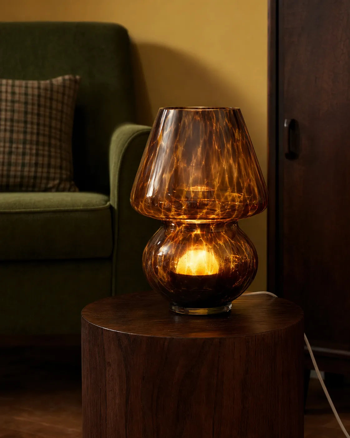 Lampe champignon en verre ambré en situation