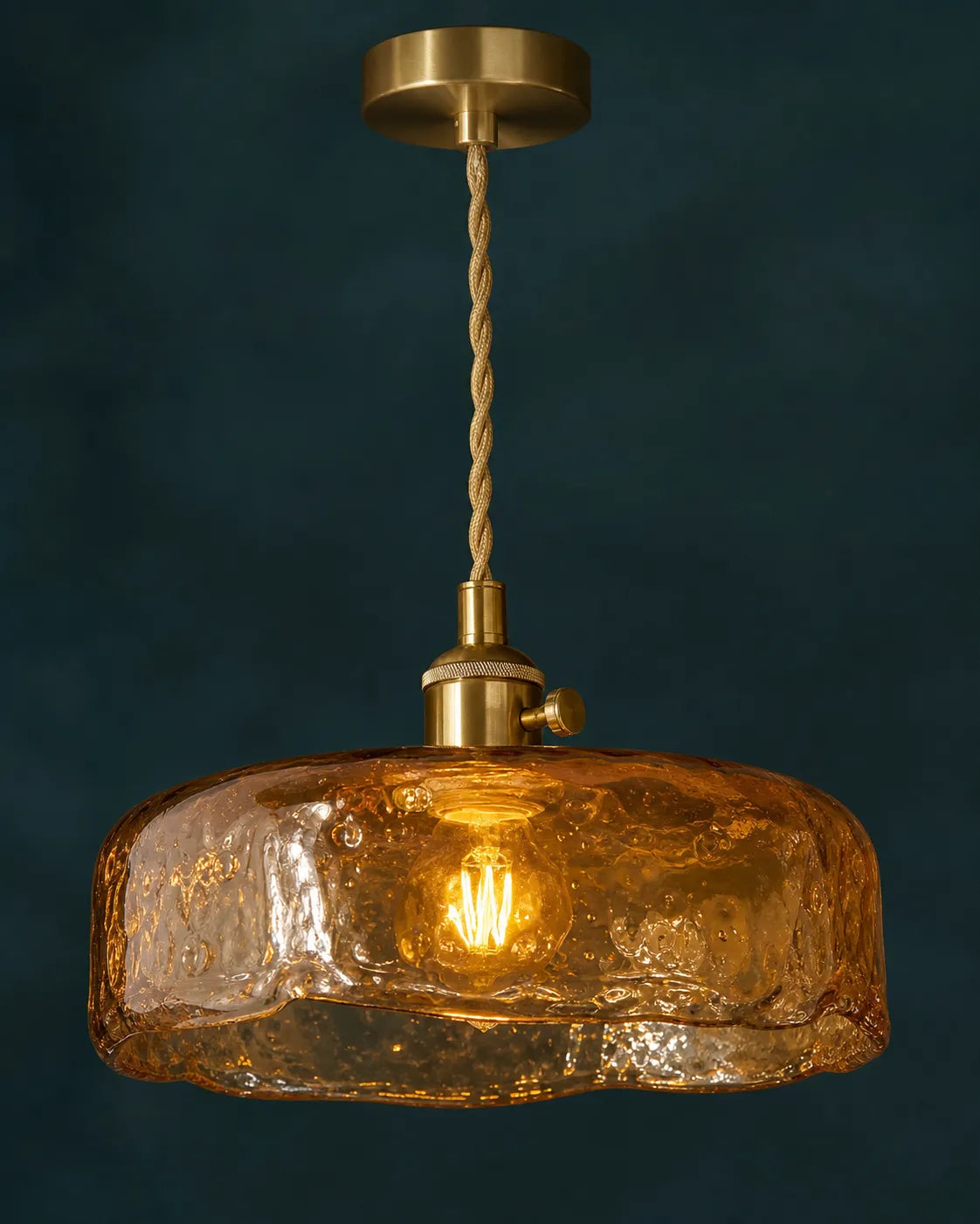 Détail du verre ambré et de la finition laiton