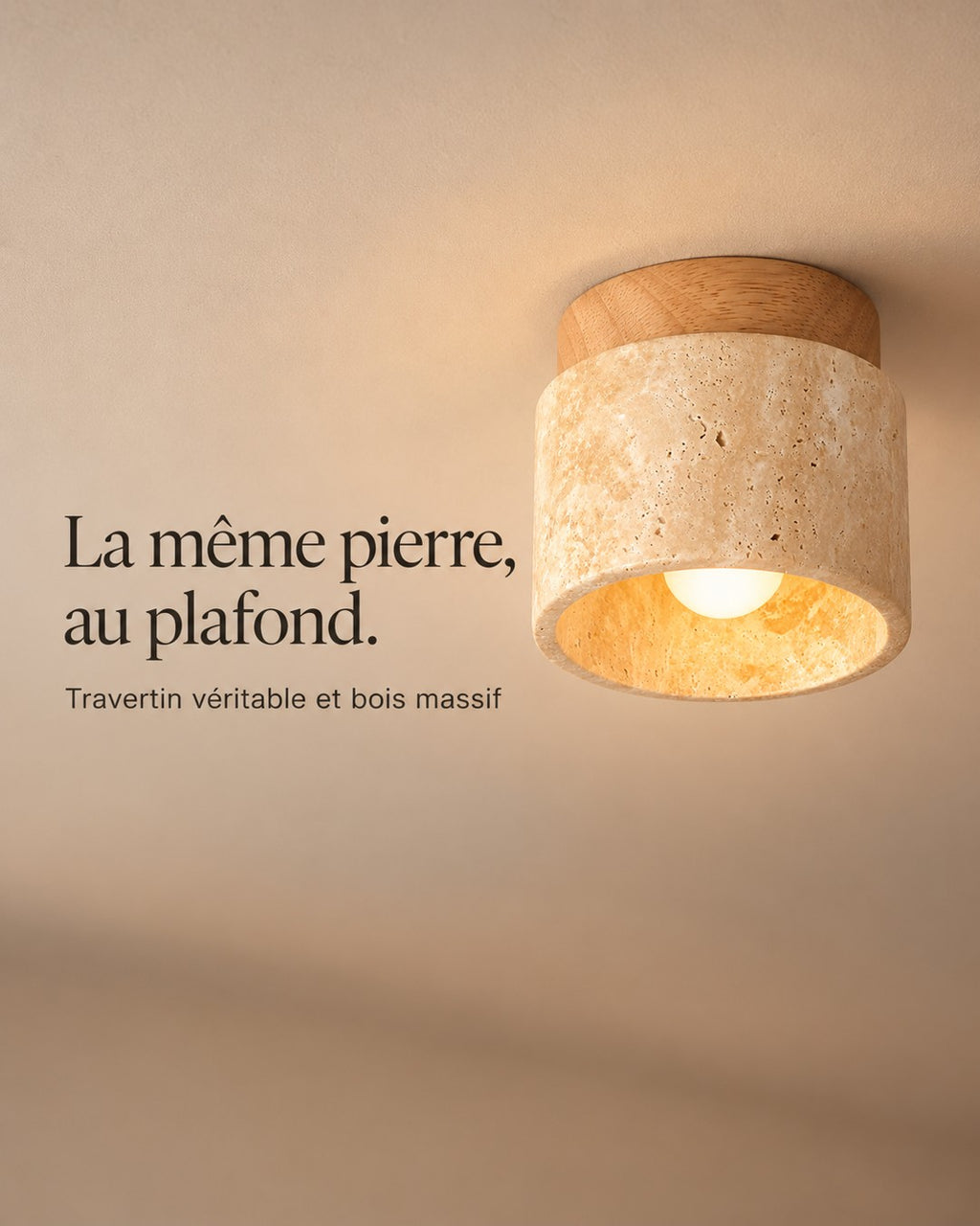 La même pierre, au plafond : travertin véritable et bois massif